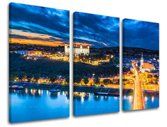 Slika na platnu z motivom Bratislava ob sončnem zahodu, modra in oranžna – 3D prikaz platna z vidnim lesenim okvirjem, Papilora.