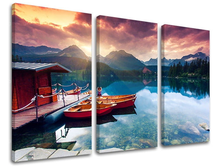 Slika na platnu z motivom gorsko jezero z lesenimi čolni in kočo – 3D prikaz platna z vidnim lesenim okvirjem, Papilora.