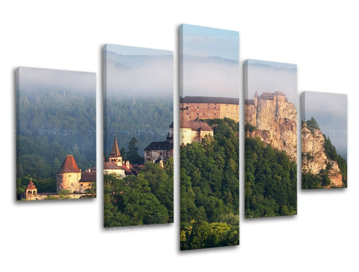 Slika na platnu z motivom grad na skalnati vzpetini v megli – 3D prikaz platna z vidnim lesenim okvirjem, Papilora.