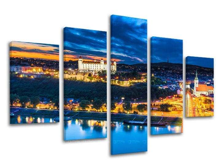 Slika na platnu z motivom nočni pogled na mesto ob reki – 3D prikaz platna z vidnim lesenim okvirjem, Papilora.