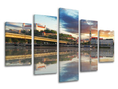 Slika na platnu z motivom panoramski pogled na mesto ob reki ob sončnem zahodu – 3D prikaz platna z vidnim lesenim okvirjem, Papilora.