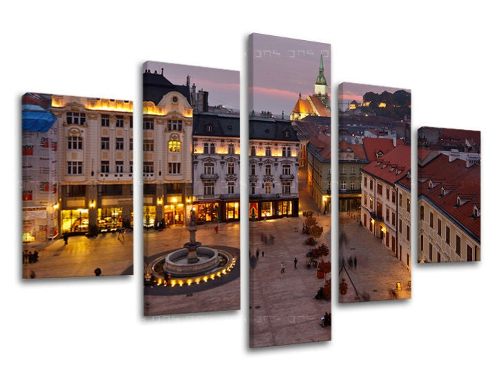 Slika na platnu z motivom večerni pogled na staro mestno jedro – 3D prikaz platna z vidnim lesenim okvirjem, Papilora.