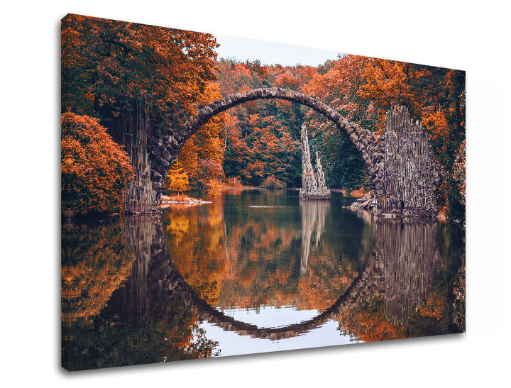 Slika na platnu z motivom kamniti most čez jezero, jesenske barve – 3D prikaz platna z vidnim lesenim okvirjem, Papilora.