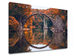 Slika na platnu z motivom kamniti most čez jezero, jesenske barve – 3D prikaz platna z vidnim lesenim okvirjem, Papilora.
