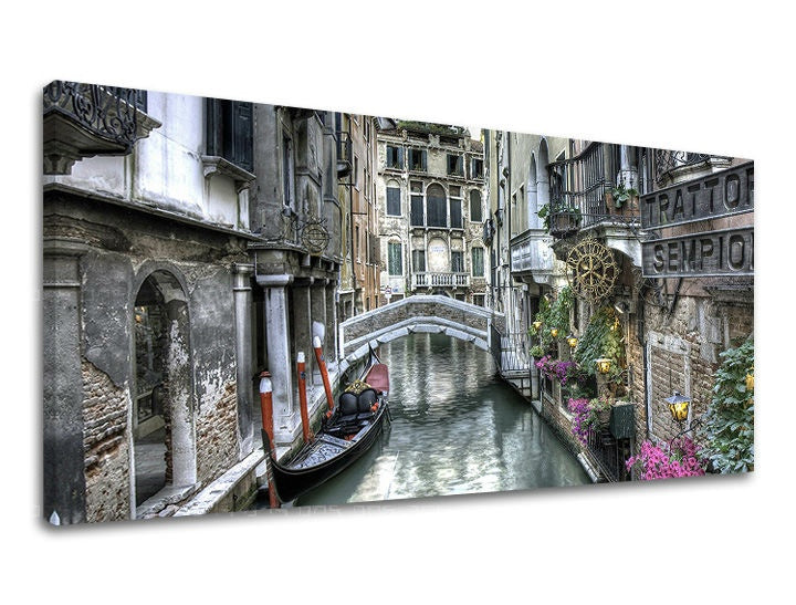 Slika na platnu z motivom beneški kanal z gondolo in mostom – 3D prikaz platna z vidnim lesenim okvirjem, Papilora.