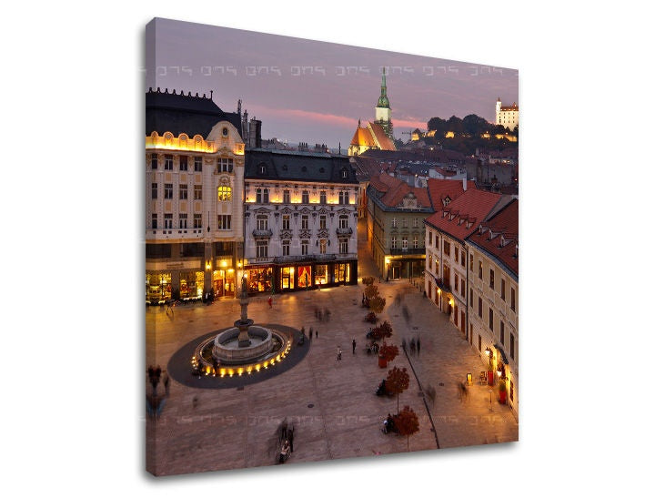 Slika na platnu z motivom nočni pogled na staro mestno jedro – 3D prikaz platna z vidnim lesenim okvirjem, Papilora.