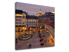 Slika na platnu z motivom nočni pogled na staro mestno jedro – 3D prikaz platna z vidnim lesenim okvirjem, Papilora.