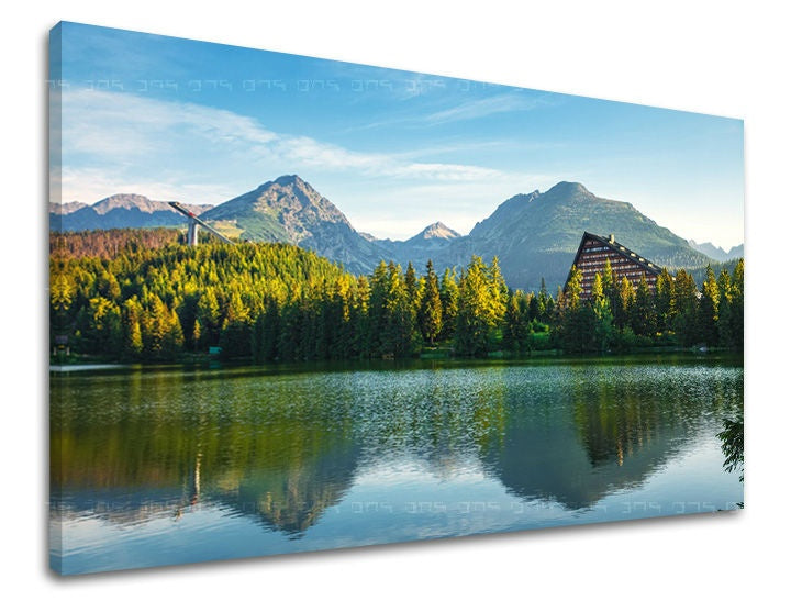 Slika na platnu z motivom gorsko jezero z gozdom in stavbami – 3D prikaz platna z vidnim lesenim okvirjem, Papilora.