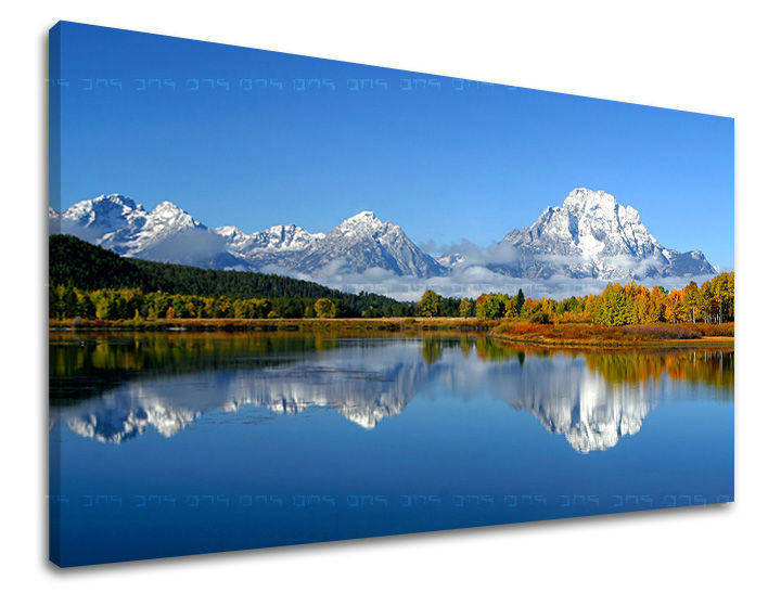 Slika na platnu z motivom zasnežene gore, jezero in jesensko drevje – 3D prikaz platna z vidnim lesenim okvirjem, Papilora.