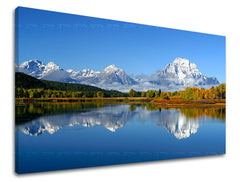 Slika na platnu z motivom zasnežene gore, jezero in jesensko drevje – 3D prikaz platna z vidnim lesenim okvirjem, Papilora.