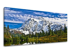 Slika na platnu z motivom zasnežene gore, jezero in gozd – 3D prikaz platna z vidnim lesenim okvirjem, Papilora.