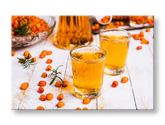 Slika na platnu z motivom oranžne jagode in pijača obešena v sodobnem stilskem interjerju nad leseno konzolo z vazo in svečo, Papilora.