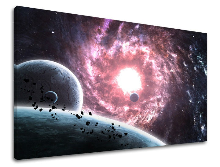 Slika na platnu z motivom vesolje s planeti in rožnato galaksijo – 3D prikaz platna z vidnim lesenim okvirjem, Papilora.