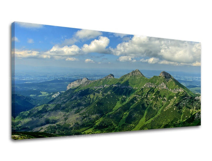 Slika na platnu z motivom zelene gore pod modrim nebom – 3D prikaz platna z vidnim lesenim okvirjem, Papilora.
