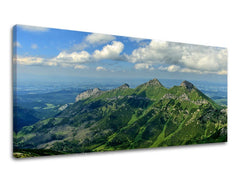 Slika na platnu z motivom zelene gore pod modrim nebom – 3D prikaz platna z vidnim lesenim okvirjem, Papilora.
