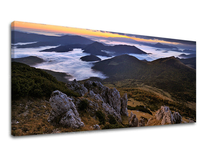 Slika na platnu z motivom gorska pokrajina z meglo in sončnim zahodom – 3D prikaz platna z vidnim lesenim okvirjem, Papilora.