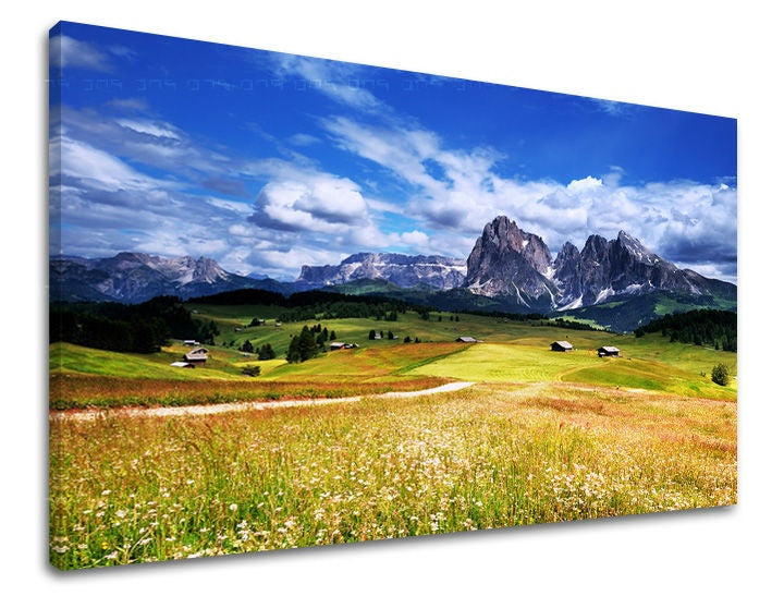 Slika na platnu z motivom gorska pokrajina z zelenimi travniki in hišami – 3D prikaz platna z vidnim lesenim okvirjem, Papilora.
