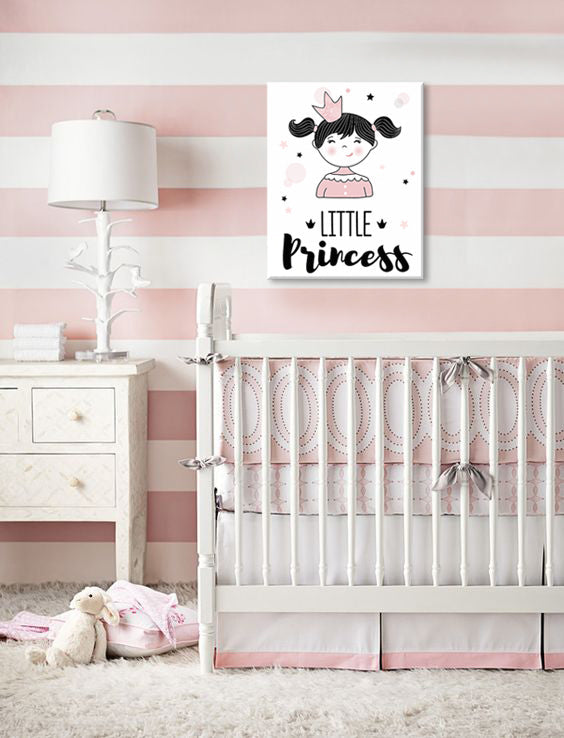 Slika na platnu z motivom deklica s krono in napis little princess – 3D prikaz platna z vidnim lesenim okvirjem, Papilora.