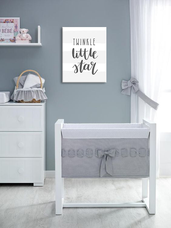 Slika na platnu z motivom napis Twinkle Little Star, siva in bela – 3D prikaz platna z vidnim lesenim okvirjem, Papilora.