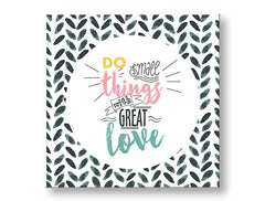 Slika na platnu z motivom napis do small things with great love obešena v sodobnem stilskem interjerju nad leseno konzolo z vazo in svečo, Papilora.