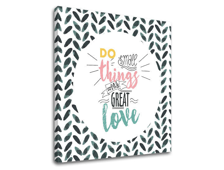 Slika na platnu z motivom napis do small things with great love – 3D prikaz platna z vidnim lesenim okvirjem, Papilora.